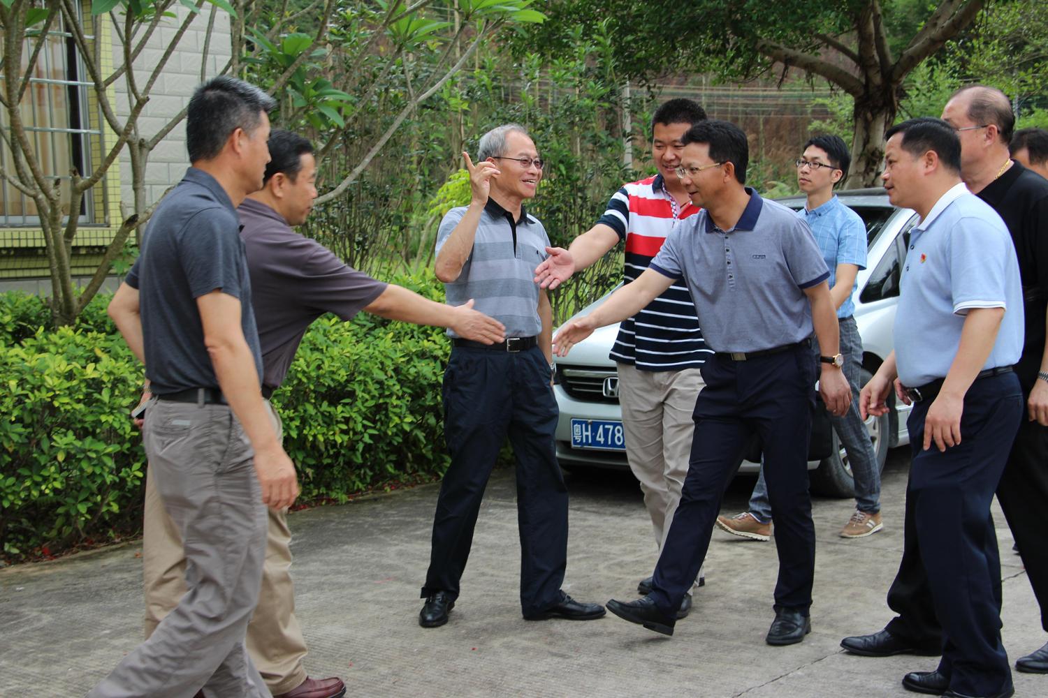 广宁县委书记袁书记(右3)莅临指导 广宁县委书记袁书记(右3)莅临指导